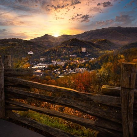 Mountain Eden, Hot Tub, Resort Pool, Wifi, 1089 Free Tickets Each Paid Day, Dollywood And More جاتلينبرج المظهر الخارجي الصورة