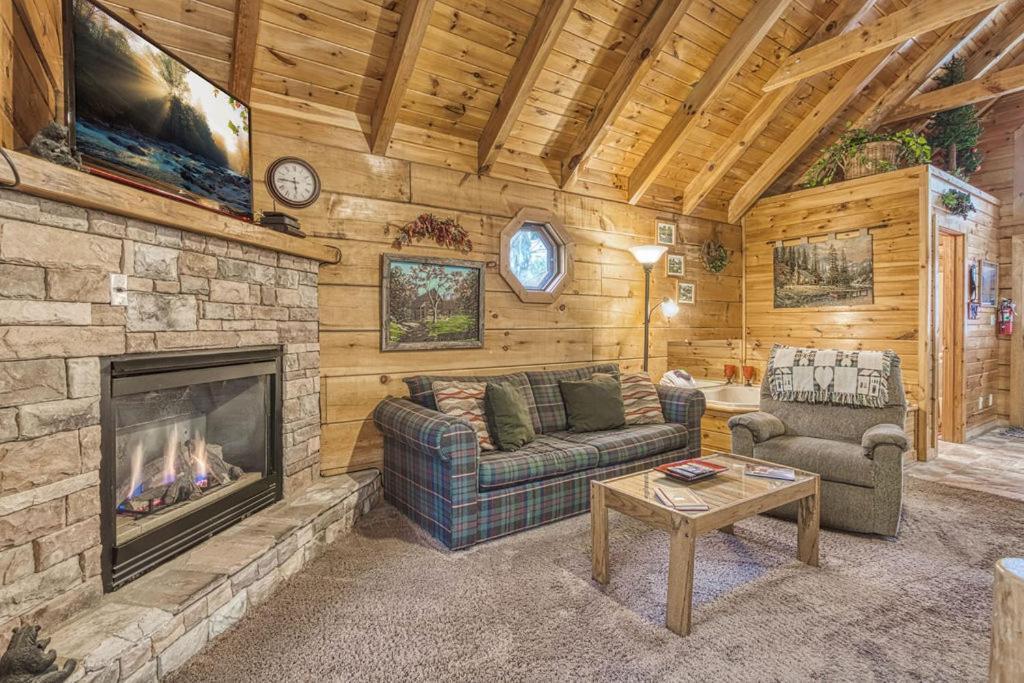 Mountain Eden, Hot Tub, Resort Pool, Wifi, 1089 Free Tickets Each Paid Day, Dollywood And More جاتلينبرج المظهر الخارجي الصورة