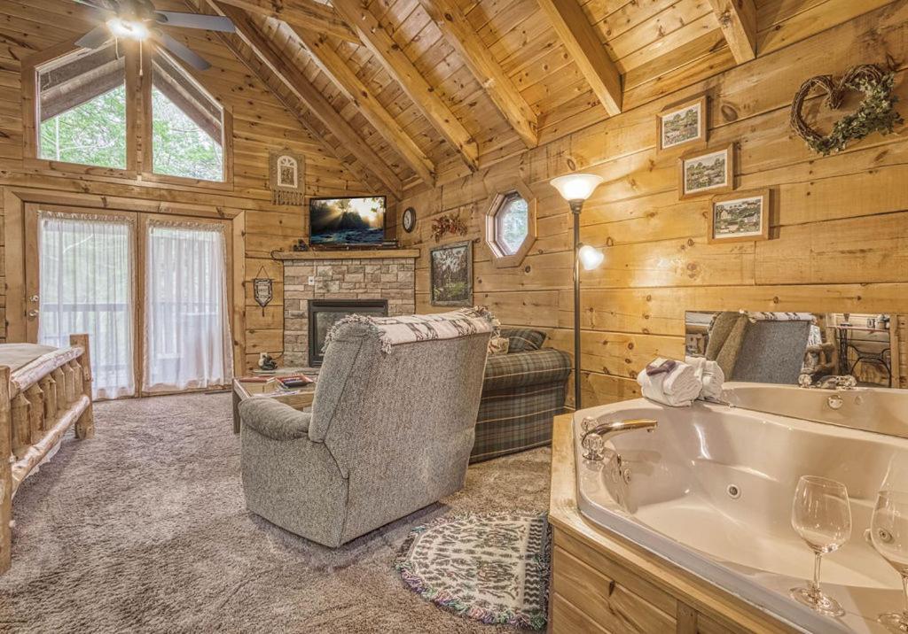Mountain Eden, Hot Tub, Resort Pool, Wifi, 1089 Free Tickets Each Paid Day, Dollywood And More جاتلينبرج المظهر الخارجي الصورة